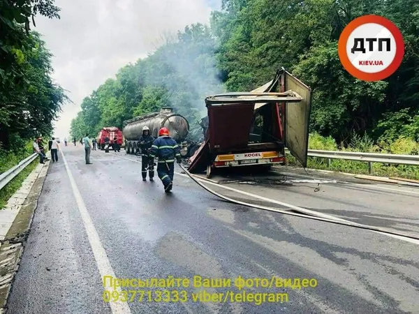 На трасі Ковель–Чернівці сталася жахлива ДТП із фурами (фото)
