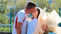 У Луцьку футболіст освідчився коханій під час матчу (відео)