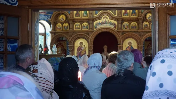 «У Бога всі живі, у нього немає мертвих»: як лучани проводять поминальну неділю (фото)