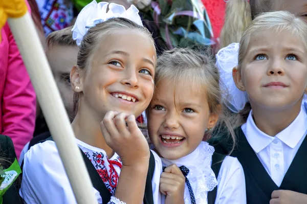 «Сонний» і «квітковий» перший дзвоник в луцьких школах (фото)