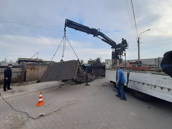 На Старому ринку продовжують демонтаж: зрізають паркан (фото)