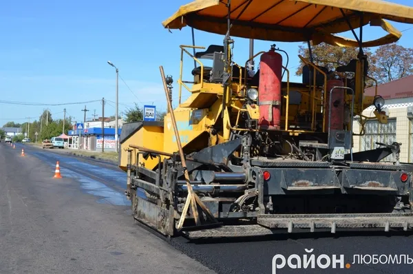 Дружина депутата облради ремонтує на Волині частину дороги державного значення