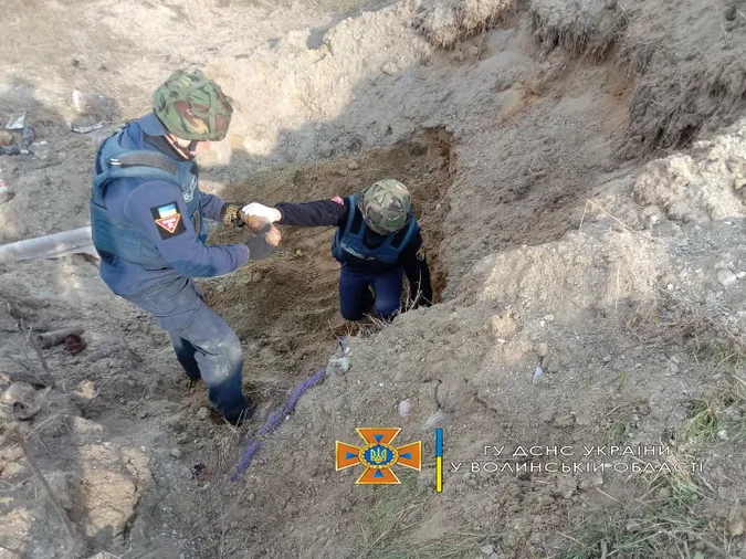 На Ковельщині колишній директор школи знайшов склад мін і снарядів (фото)