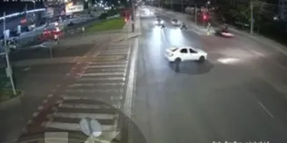 Летів на шаленій швидкості: момент жахливої смертельної аварії у Луцьку на Соборності (відео)