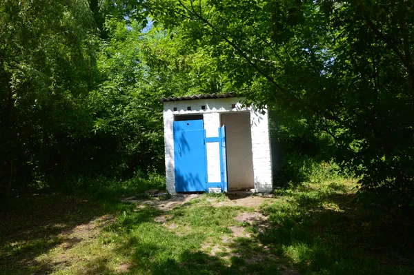 Ось такий вигляд має туалет на пляжі