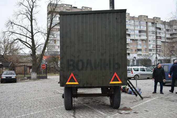 Для волинян, які воюють на Сході, з причепа зробили баню на колесах (фото)