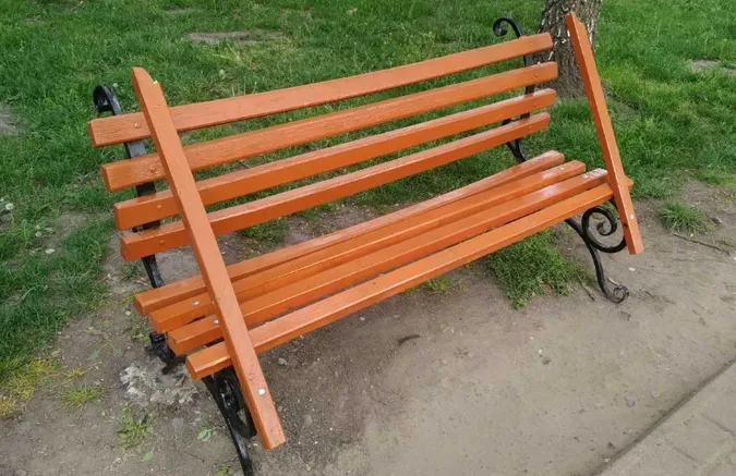 На Волині вандали вкотре потрощили відремонтовану лавку біля міськради