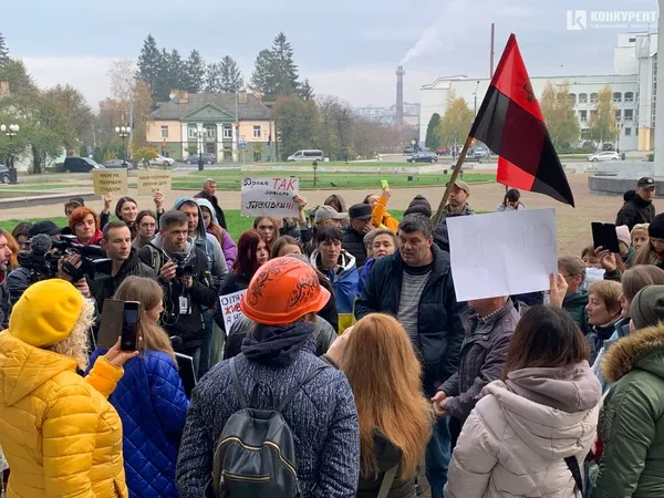 Більше грошей на ЗСУ: активісти вийшли на акцію під Волинську ОДА (фото)