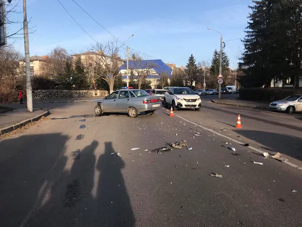 У Луцьку на Шопена – аварія: шукають очевидців (фото, оновлено)