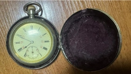 У «Ягодині» в киянки забрали антикварний годинник (фото)