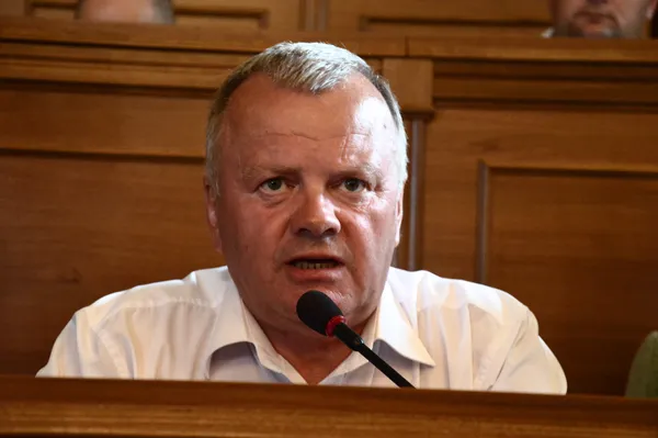 ...допоміг у цьому Діброва, який переконав голосувати в цілому...