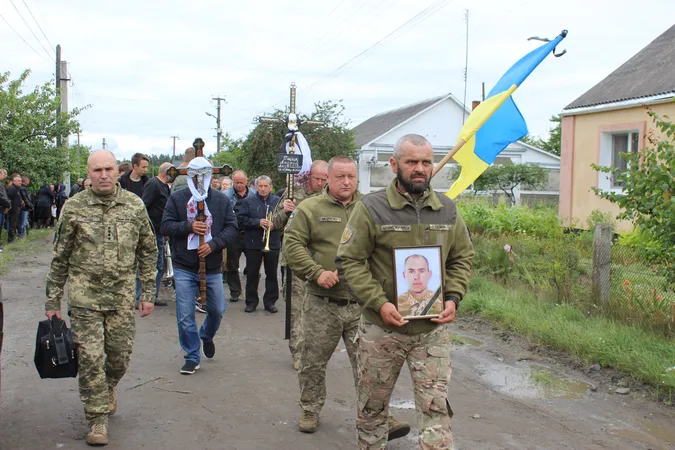 Залишилась дружина та двоє синів: у Маневичах прощались з Героєм Андрієм Іщиком (фото)