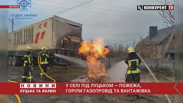 Горіли газопровід та вантажівка: у Рованцях – пожежа (фото, відео, оновлено)