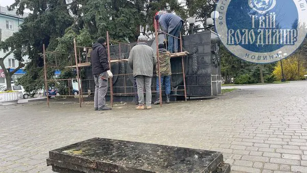 У Володимирі знімають радянські зірки на площі Героїв (фото,  відео оновлено)