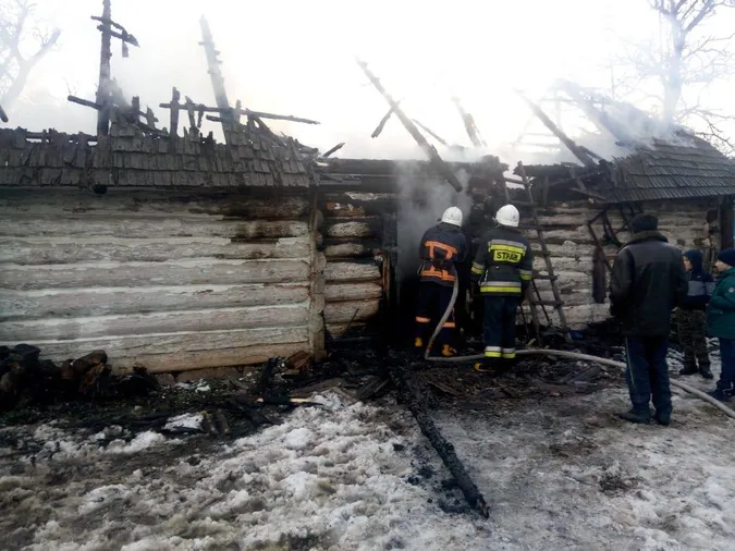 У Сирниках горів дерев’яний будинок: загинув чоловік