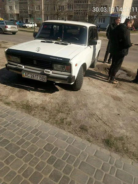 Паркувалися на тротуарах і зелених зонах: у Луцьку покарали «автохамів» (фото)