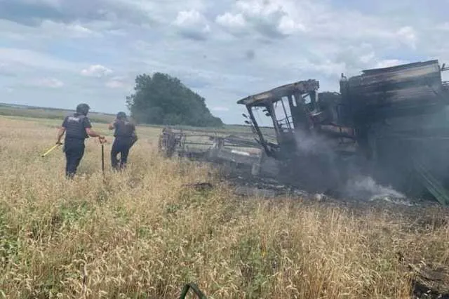 На Харківщині на протитанковій міні підірвався комбайн (фото)