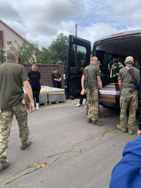 У Городищі попрощалися з Іваном Зелінським: священник, що вінчав, провів і в останню путь (фото)