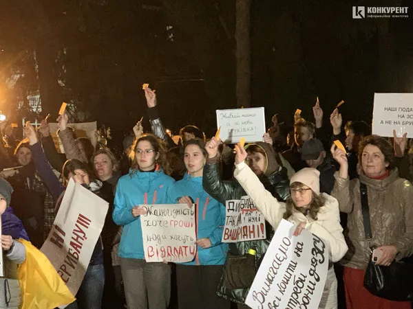 «Діти донатять, а влада кладе...»: у Луцьку знову акція проти витрат мерії (фото)