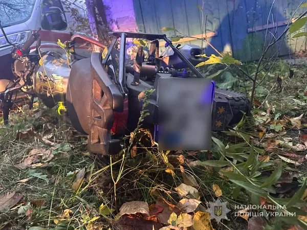 Не впорався зі швидкістю: на Волині 26-річний мотоцикліст в'їхав у гараж і загинув (фото)