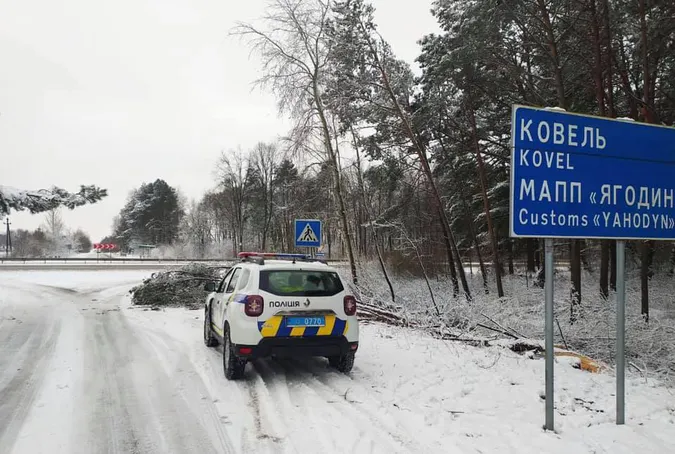 На Волині поліцейські допомогли десяткам водіїв, які потрапили в халепу (фото)