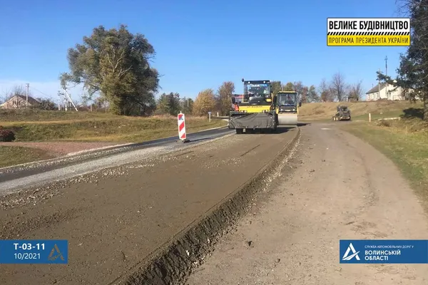Між Війницею і Локачами асфальтують дорогу (фото)