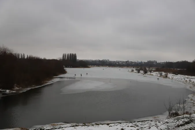 У Луцьку до рибалок на Стиру прийшли водолази (фото)