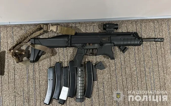 Цілий арсенал та мільйони доларів: у Дніпрі затримали торговців зброєю (фото, відео)