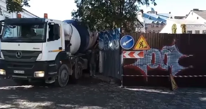 У Старому місті Луцька бетоном заливають 400-річні підземелля (відео)