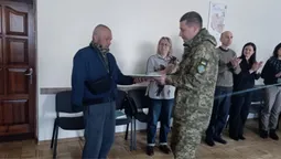 Ветерану війни з Волині вручили відзнаку «Залізний Хрест» (фото)