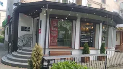 Віддають з усім начинням: у центрі Луцька продають кав'ярню (фото)