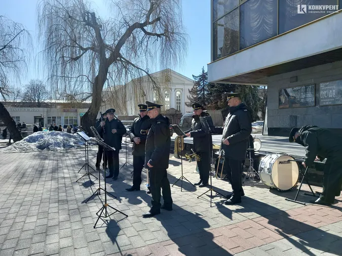 У центрі Луцька нацгвардійці роздають усім синьо-жовті кульки (фото)