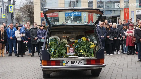 Він хотів би, щоб ми посміхались: Луцьк попрощався із Героєм Андрієм Романовим (фото)