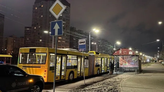 У київській маршрутці чоловік порізав обличчя підлітку за гучну музику