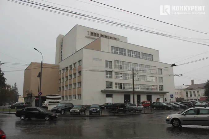 Раптова гроза в Луцьку: машини по колеса у воді (фото, відео)