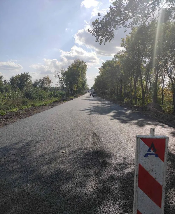 Біля Володимира водії зіпсували свіжоукладений асфальт (фото)