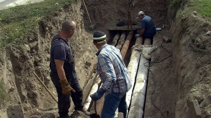 У Луцьку мешканці двох вулиць залишились без гарячої води: стався витік на тепломережі (фото, відео)