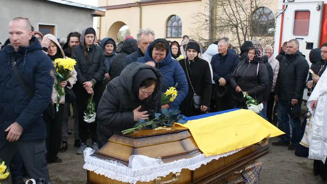 До останнього подиху – за Україну: Рожищенська громада попрощалася з Героєм Сергієм Мандзюком (фото)