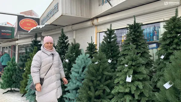Скільки коштують ялинки на «Варшавському ринку» Луцька (фото)