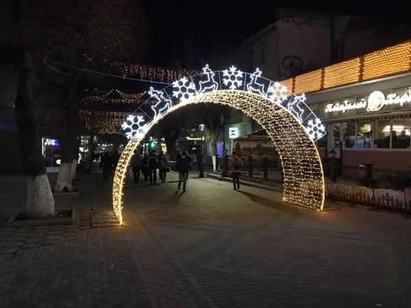 На Театральному майдані Луцька та вулиці Лесі Українки встановили нові гірлянди