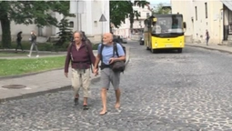 До Луцька босоніж прийшов відомий мандрівник (фото, відео)