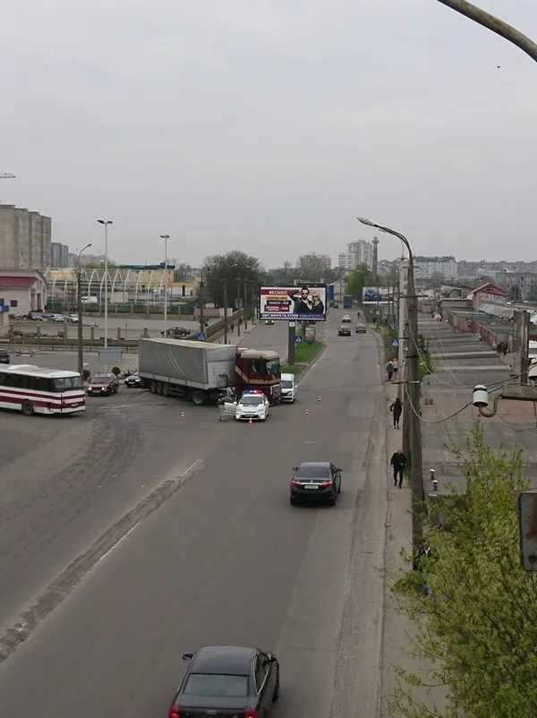 У Луцьку – аварія за участю вантажівки: є постраждалі (фото) 