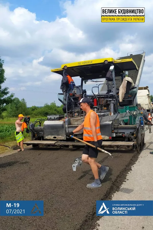 На Ратнівщині цілодобово ремонтують дорогу: рух – в реверсному режимі (фото)