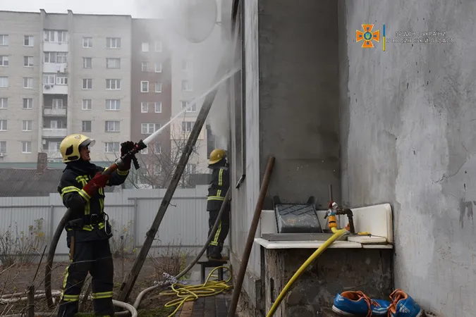 Госпіталізували чоловіка: з'явились нові деталі пожежі в Луцьку на вулиці Гнатюка (фото, відео)