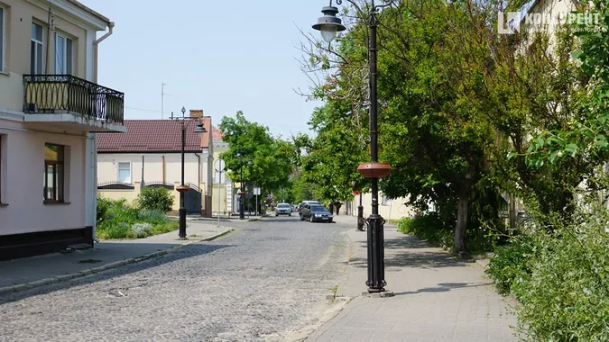 Літо на порозі: вулиця Братковського вабить тишею і квітами (фото)
