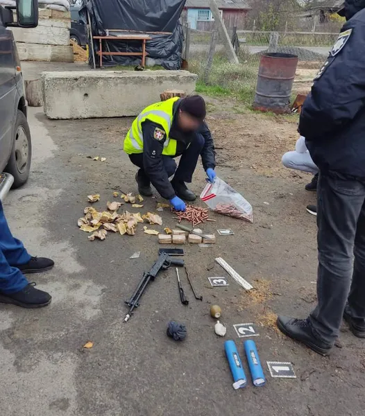 У волинянина, який возив допомогу на Схід, в бусі знайшли зброю і боєприпаси (фото)