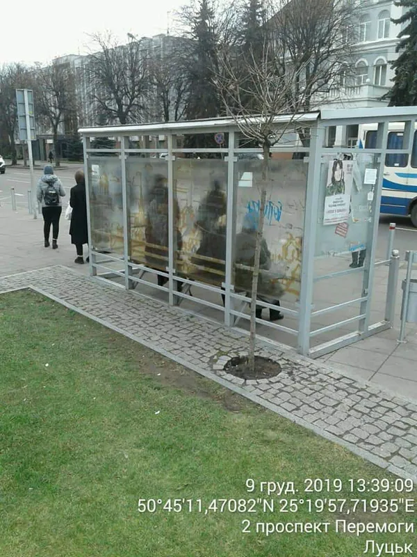 Луцькі муніципали знайшли порушення на зупинках громадського транспорту (фото)