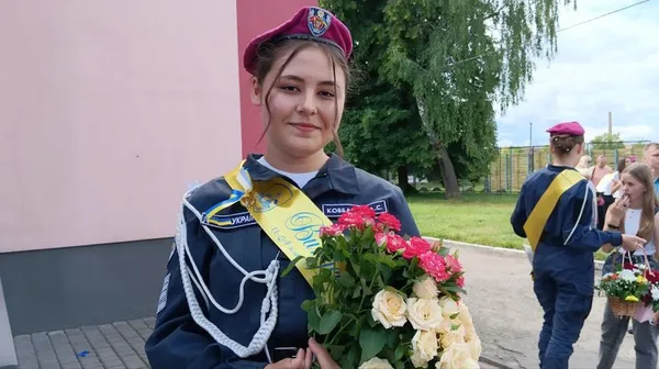 Спеціально взяв відпустку: до ліцею в Луцьк на останній дзвоник приїхав директор-військовослужбовець (відео)