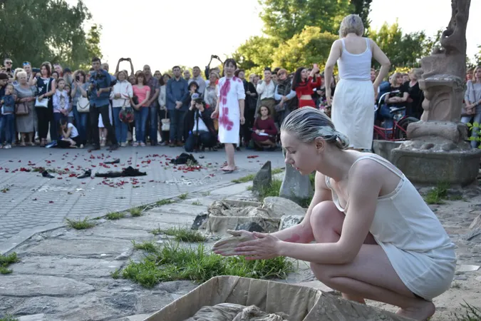Живі скульптури та оркестр між вогнями: Луцьк провів весну музично й театрально