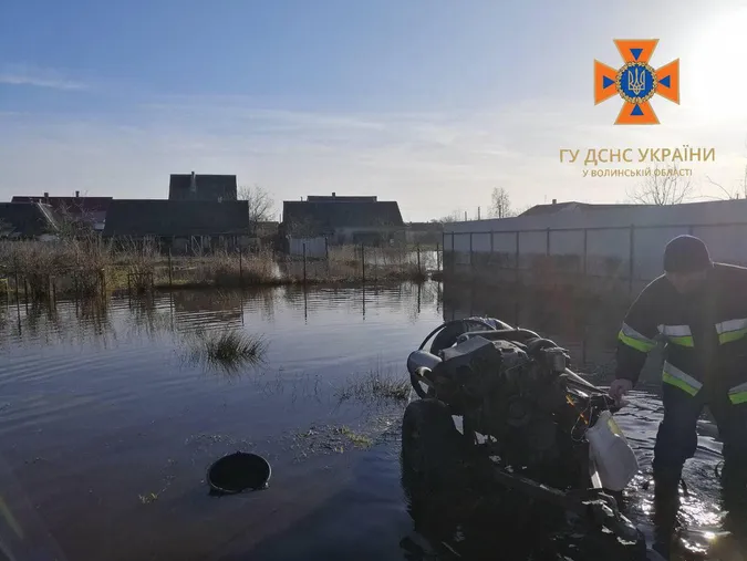 Аномальне тепло: на Волині людям позаливало городи (фото)